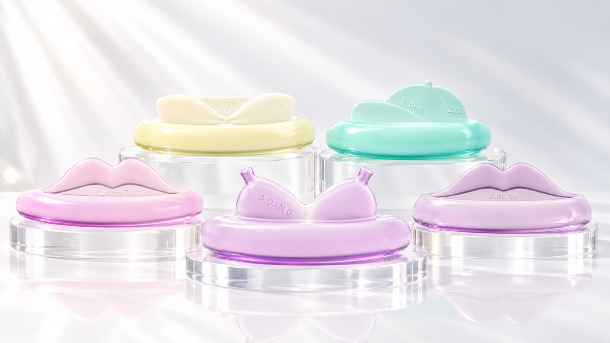 A.DAN Pads Kiss C, Topkini, Bikini, Kiss L und Cap auf Acryl-Podesten