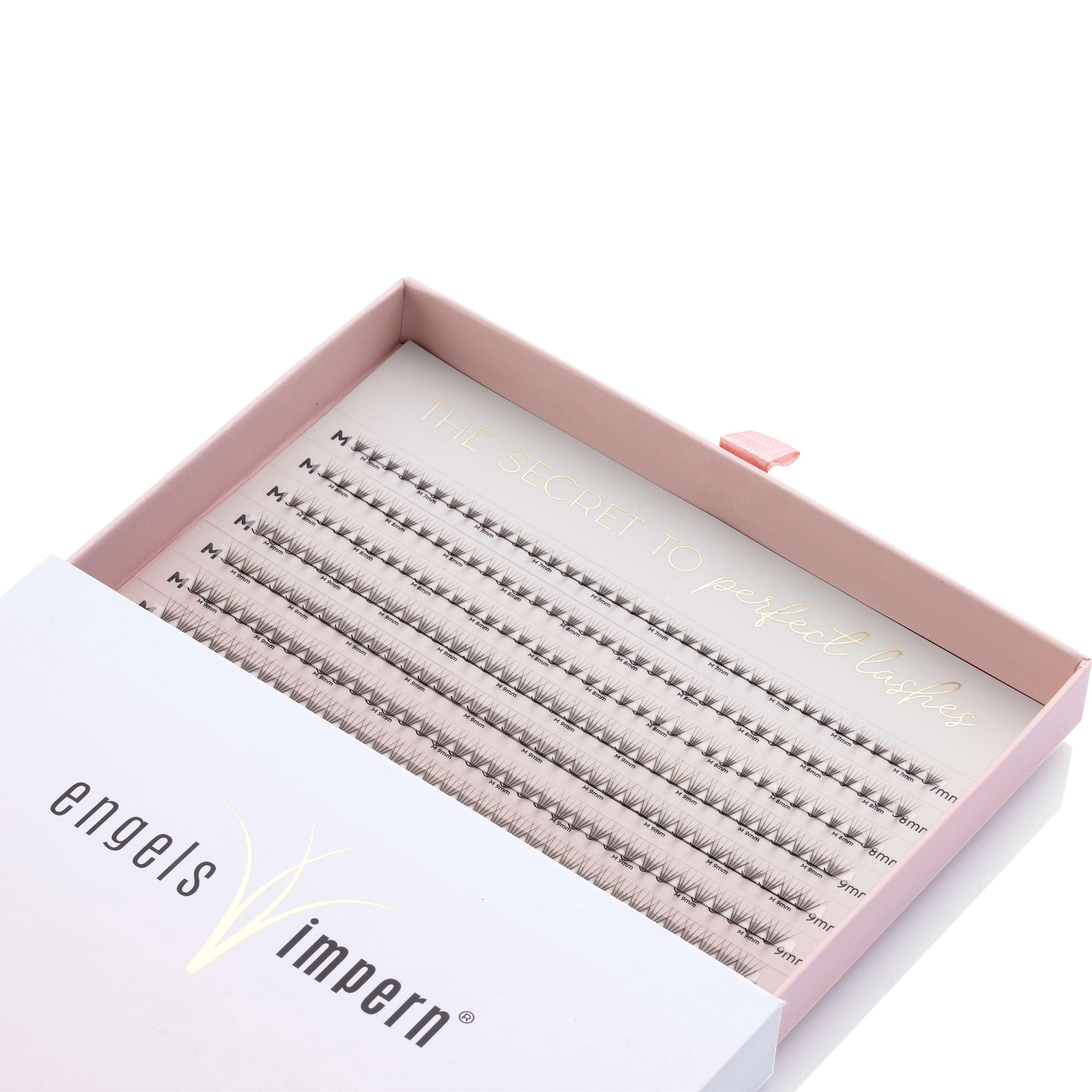 EngelsWimpern® BARBELO Black 5D Fächer – M-Curl für intensive Cat-Eye-Looks

Die EngelsWimpern® BARBELO Black 5D Fächer in M-Curl sind perfekt für dramatische Cat-Eye-Looks. Die geschwungene Form hebt die äußeren Augenwinkel an und öffnet optisch das Auge – ideal für Kundinnen mit Schlupflidern. Die tiefschwarze Farbe sorgt für intensive Looks, während die hitzegebundene Verarbeitung eine präzise Anwendung ohne Kleber ermöglicht. Verpackt in einer umweltfreundlichen Papierbox ohne Plastik und Magnet.