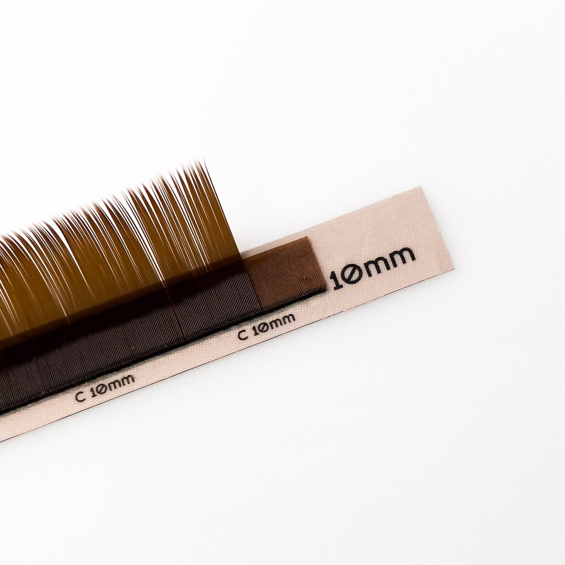 Dark Brown Wimpernextensions in C-Curl auf Streifen, 10 mm Länge – EngelsWimpern®

Die Nahaufnahme zeigt EngelsWimpern® Dark Brown Lashes mit feiner, weicher Faser und gleichmäßigem Ansatz auf dem Klebestreifen. Ideal für Wimpernstylist:innen, die natürliche Ergebnisse bei hellem Typ oder Soft-Volume-Looks erzielen möchten.