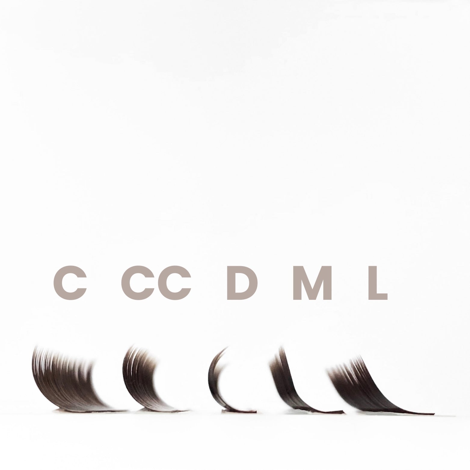 Curl-Vergleich der EngelsWimpern® Black Brown Wimpernextensions in C, CC, D, M und L

Dieses Bild zeigt die verschiedenen Curls (C, CC, D, M und L) der EngelsWimpern® Black Brown Wimpernextensions. Der Farbton kombiniert die Tiefe schwarzer Extensions mit der Weichheit brauner Lashes und sorgt für natürliche, ausdrucksstarke Looks im Studio.