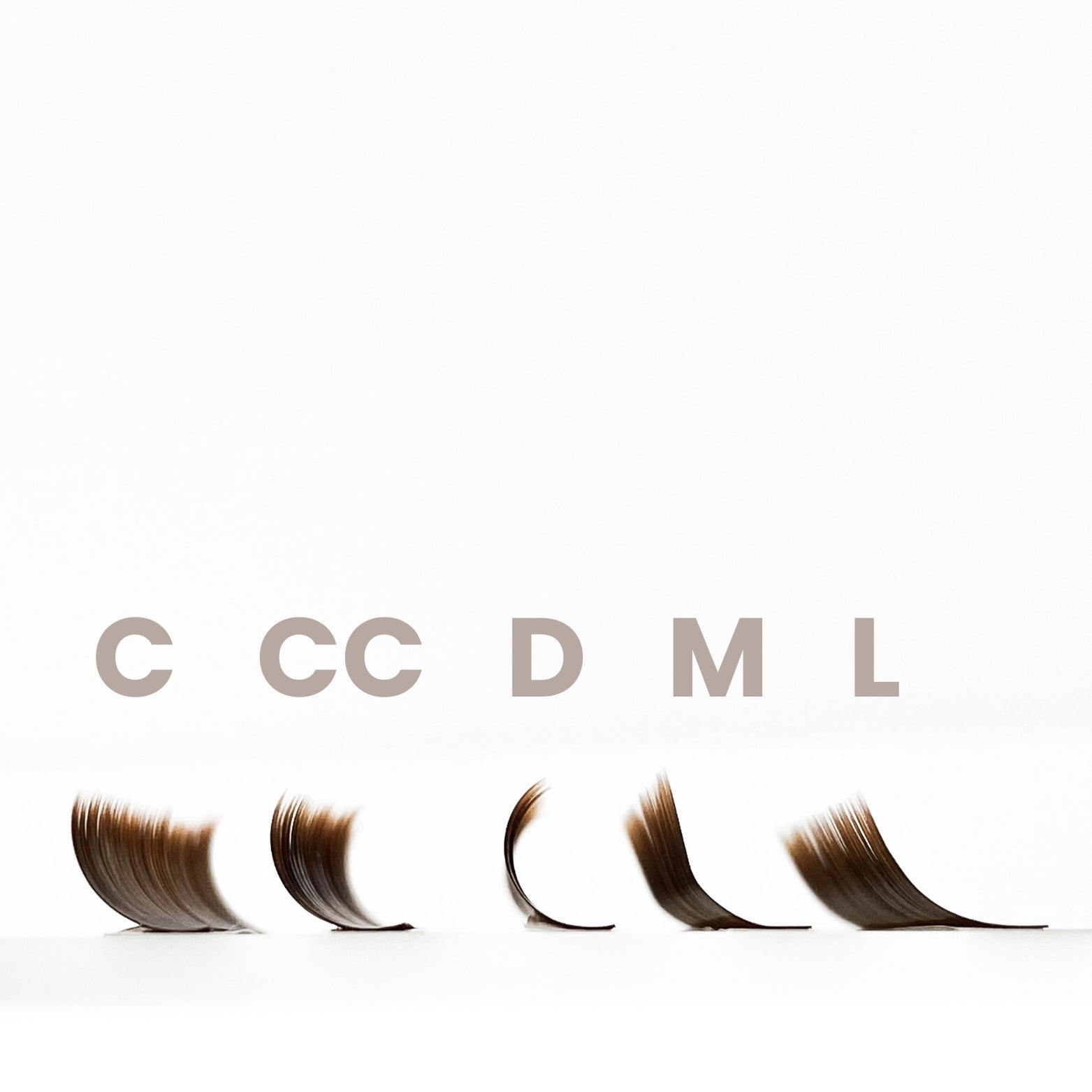 Curl-Vergleich der braunen Wimpernextensions in C, CC, D, M und L – EngelsWimpern®

Dieses Produktbild zeigt die unterschiedlichen Biegungen der EngelsWimpern® Dark Brown Wimpernextensions. Die Auswahl reicht von sanft geschwungenem C-Curl bis zu intensivem L-Curl – ideal für individuelle Stylings und natürliche bis ausdrucksstarke Looks.