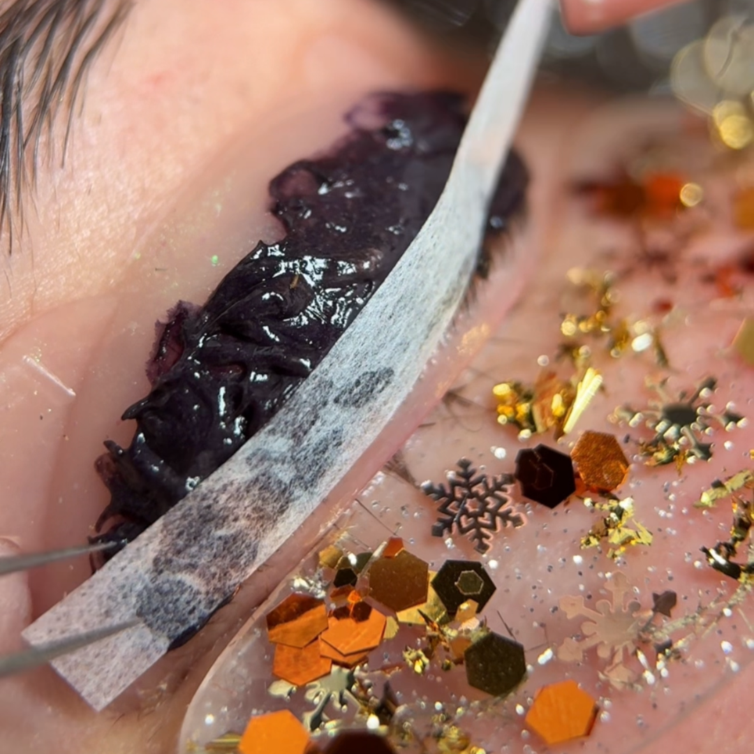 Lift Paper Tape CLASSIC & DUO – leichtes, rutschfestes Fixiertape für Lash-Lifting, ideal für präzise Wurzelfixierung und Färbeprozesse.

Das Lift Paper Tape wurde speziell für Lash-Lifting-Behandlungen entwickelt. Es verhindert das Verrutschen der Wimpern, sorgt für eine perfekte Fixierung in der Wurzelzone und ist in den Varianten CLASSIC (500 weiße Blätter) sowie DUO (500 Standardblätter & 500 luftdurchlässige Blätter aus naturbelassenem Papier) erhältlich. Ideal für präzise Ergebnisse und den kombiniert