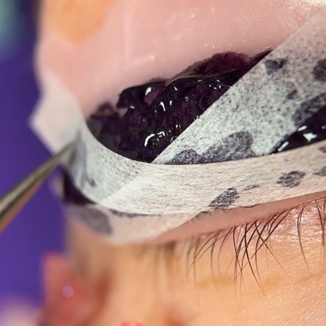 Lifting Papier Kompensator – Präzise Fixierung für Lash-Lifting mit optimaler Wurzelfixierung und Färbeunterstützung.

Der Lifting Papier Kompensator ist ein unverzichtbares Tool für Lash-Lifting. Er sorgt für eine optimale Fixierung der Wimpern an der Silikonpad-Oberfläche, verhindert ein Verrutschen und unterstützt den Färbeprozess mit Produkten wie der Engelswimpern Fixing Lotion. In den Varianten CLASSIC und DUO erhältlich, bietet er maximale Flexibilität und Präzision für professionelle Ergebnisse.