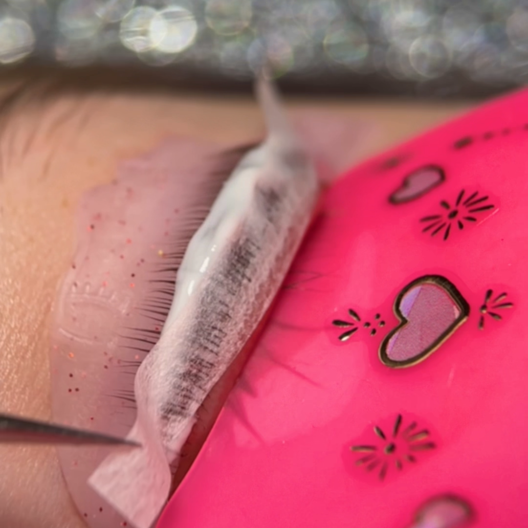 Lifting Papier Kompensator im Einsatz – Präzise Fixierung und Unterstützung beim Lash-Lifting-Prozess mit Engelswimpern-Produkten.

Der Lifting Papier Kompensator ermöglicht eine präzise Fixierung der Wimpern an der Silikonpad-Oberfläche. Seine leichte und rutschfeste Beschaffenheit sorgt für zuverlässige Ergebnisse, insbesondere während des Fixierungs- und Färbeprozesses. Perfekt abgestimmt auf die Anwendung mit Engelswimpern-Produkten wie der Fixing Lotion.