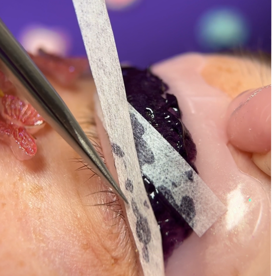 Lifting Papier Kompensator während einer Lash-Lifting-Behandlung – präzise Wurzelfixierung mit Engelswimpern-Produkten.

Der Lifting Papier Kompensator sorgt für eine sichere Fixierung der Wimpern während des Lash-Lifting-Prozesses. Mit seiner rutschfesten und flexiblen Beschaffenheit unterstützt er die präzise Platzierung der Wimpern und erleichtert den Einsatz von Fixierungs- und Färbeprodukten wie der Engelswimpern Fixing Lotion. Ideal für professionelle Anwendungen.