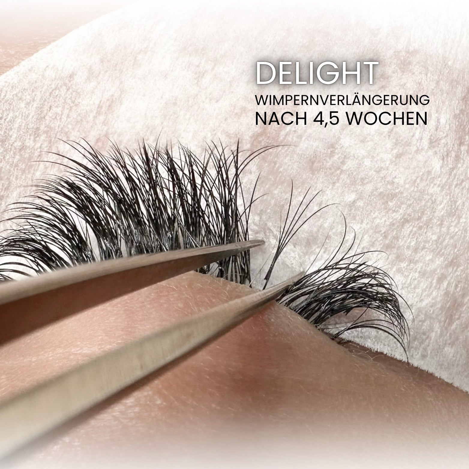 Wimpernverlängerung mit DELIGHT Wimpernkleber nach 4,5 Wochen – Nahaufnahme der Wimpernextensions