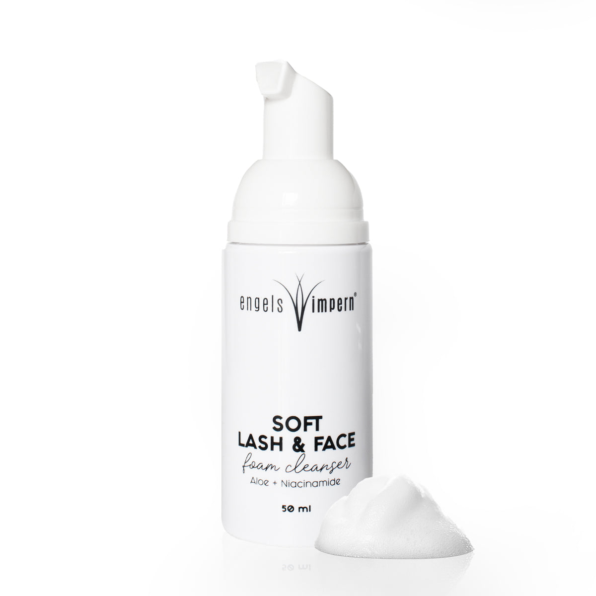 Soft Lash & Face Wimpernshampoo von EngelsWimpern mit weißer Schaumpumpe ohne Schutzkappe, daneben eine Portion Reinigungsschaum vor weißem Hintergrund.