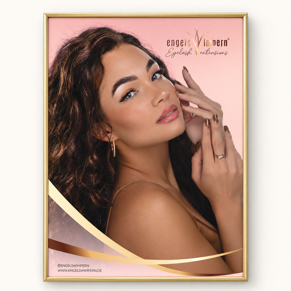 EngelsWimpern Studio-Plakat COME WITH ME mit elegantem Beauty-Porträt, rosafarbenem Hintergrund und goldenen Designelementen im Bilderrahmen.