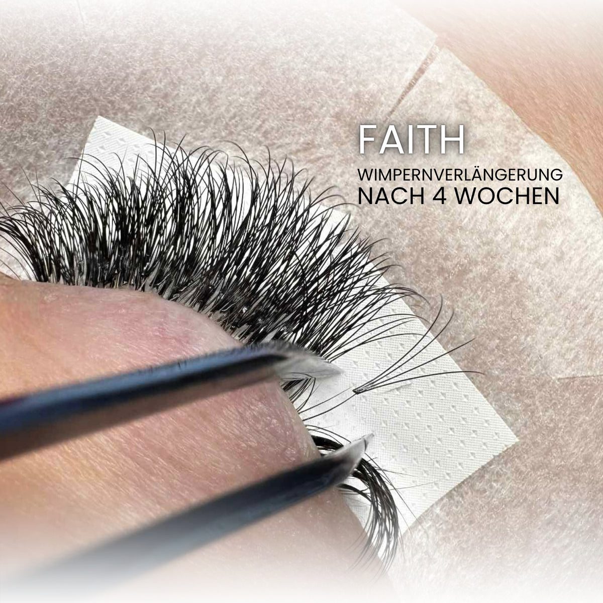 Haltbarkeit von FAITH INVISIBLE Wimpernkleber – Wimpernverlängerung nach 4 Wochen in Nahaufnahme