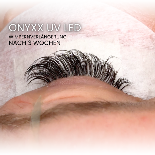 Schwarze Wimpernextensions nach 3 Wochen mit ONYXX UV LED Wimpernkleber