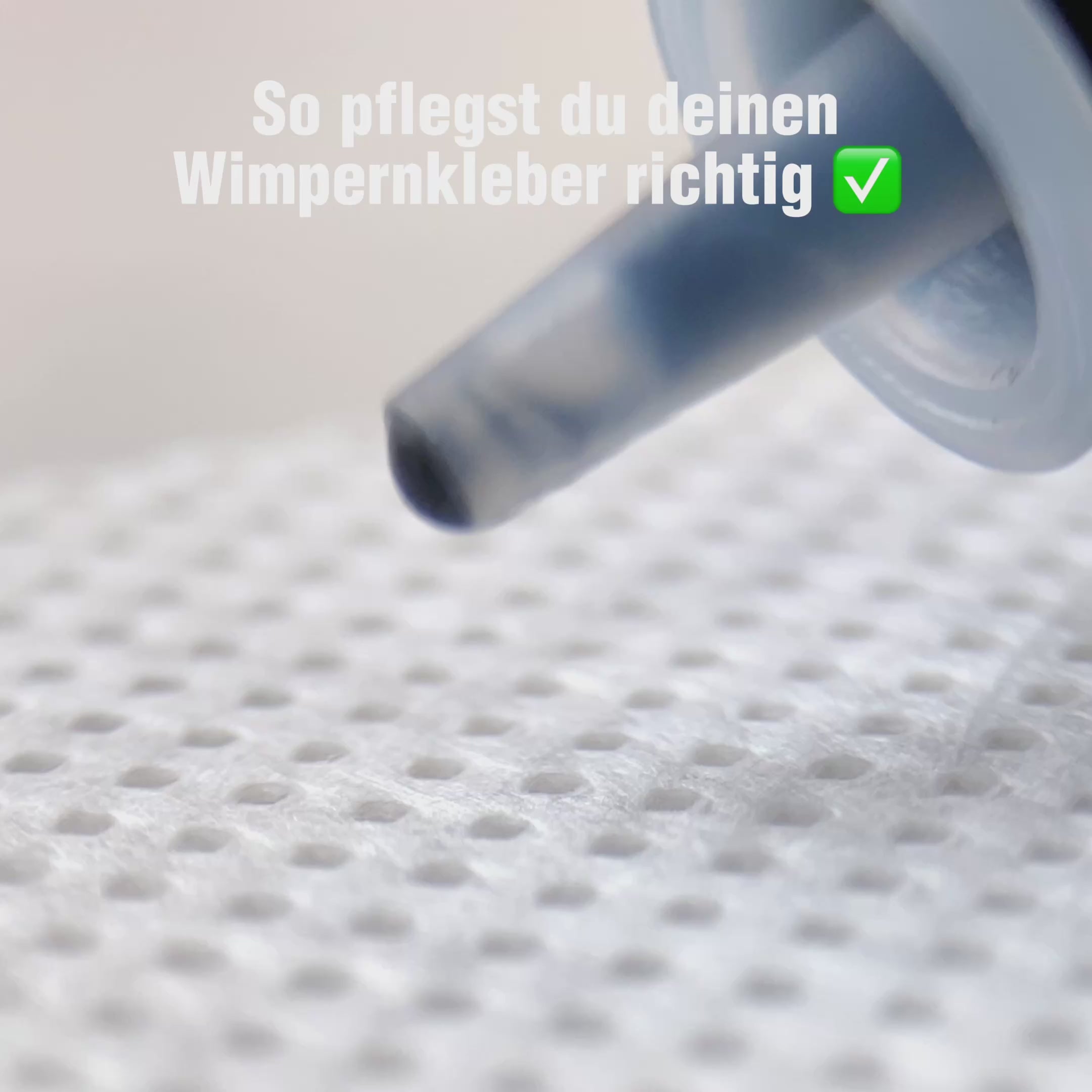 Video laden: Reinigung und Pflege von Wimpernkleber mit Glue Wipes zur Vermeidung verklebter Düsen und optimaler Kleberdosierung.